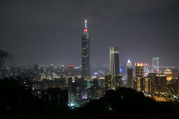 Fototapeta na wymiar Taipei 101 from elephant mountan