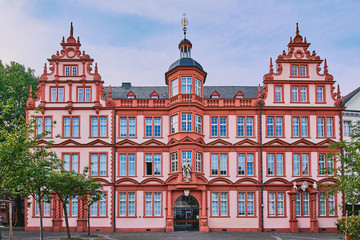 Gutenberg Museum in Mainz, Deutschland vor blauem Sommerhimmel