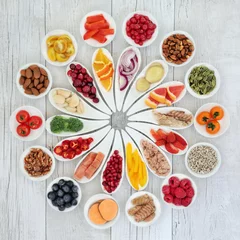 Gordijnen Gezonde voeding voor een gezond hart concept met superfoods van fruit, groenten, vis, noten, zaden, kruiden en specerijen met een hoog gehalte aan omega 3 vetzuren, antioxidanten, vitamines en mineralen. © marilyn barbone