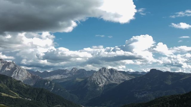Paesaggio montano con nuvole