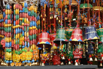 Fototapeta premium Marché indien, vêtements colorés, bracelets, cloches, parapluies, Rajasthan, Inde