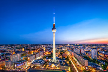 Naklejka premium Panoramę Berlina wieczorem z widokiem na wieżę telewizyjną