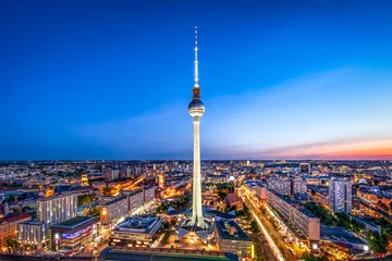 Fotobehang Berlijnse skyline in de avond met uitzicht op de televisietoren © eyetronic
