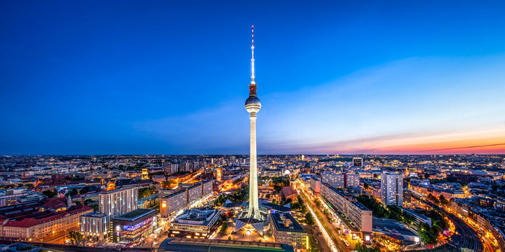 Berlin Skyline mit Fernsehturm bei Nacht
