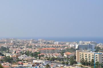 Fototapeta na wymiar view of the city and the sea from the hill