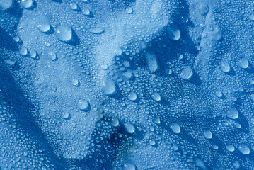 blaue Abdeckplane mit Wassertropfen top view