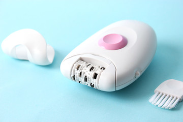modern epilator on a colored background. minimalism. skin care, removal of unwanted hair. - obrazy, fototapety, plakaty