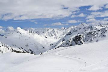Fototapeta na wymiar Livigno in winter, winter landscape, snow-covered Italian peaks.