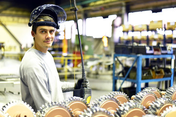 Portrait jugendlicher Industriearbeiter am Arbeitsplatz in einer Industrieanlage zur Herstellung...