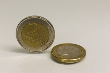 Mones de euro sobre fondo blanco