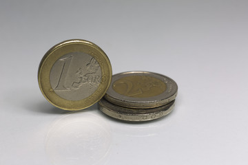Mones de euro sobre fondo blanco