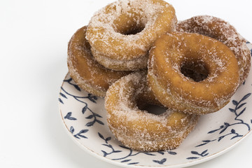 Rosquillas caseras en plato decorado.