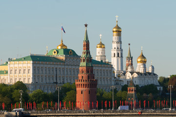 Blick auf den Kreml und Palast über den Fluss Moskwa von der Brücke Patriarshiy Most, Moskau,...