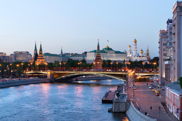 Blick auf den Kreml und Palast über den Fluss Moskwa von der Brücke Patriarshiy Most, Moskau,...