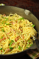 spaghetti carbonara in a pan
