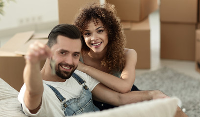 Obraz premium Young couple with a key to a new apartment.