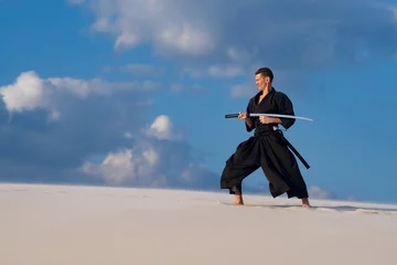 Abwaschbare Fototapete Kampfkunst Mann trainiert Kampfkunst, Iaido, in der Wüste
