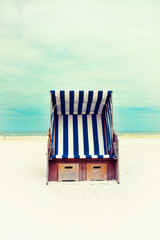 Strandkorb in Frontalansicht mit Meer im Hintergrund