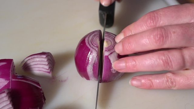 Schneiden einer Zwiebel