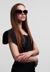Naklejka premium beautidul brunette woman wearing sunglasses