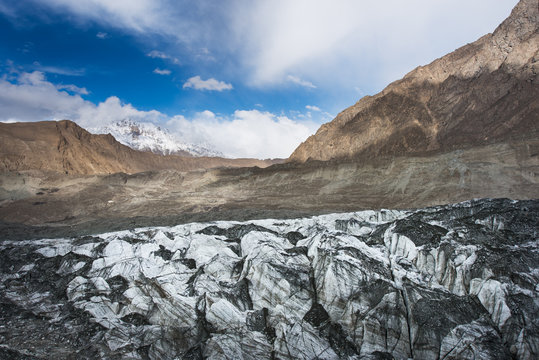 Fototapeta Hopper Glacier in Nagar Valley, gray glacier with mountain in Karakoram range, Gilgit Baltistan, north of Pakistan