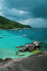 Obraz premium Top view from the mountain on tropical island, sea with boats and cloudy sky