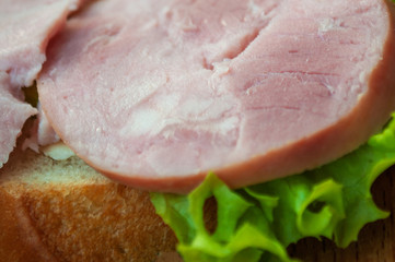 
Sandwich with ham and green salad