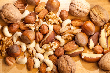 Nussmischung auf Holzbrett von oben