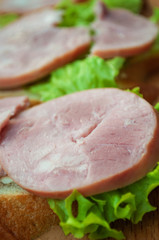 
Sandwich with ham and green salad