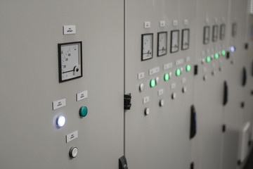 Output indicators on the control cabinet.