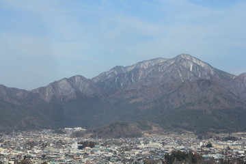 残雪の残る山 