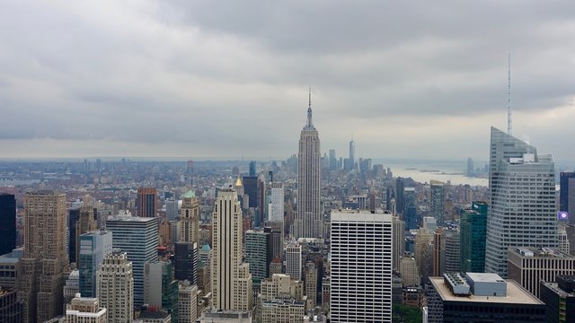 Stadtpanorama von New York, Skyline, Blick auf Hochhäuser © Omm-on-tour