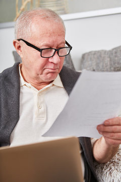 Rentner liest ein Dokument oder einen Brief