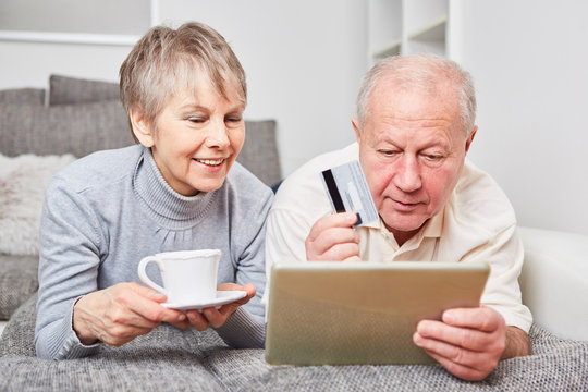 Senioren Paar beim online Shopping
