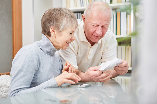 Rentner Paar freut sich über die Finanzen