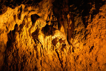 Jaskinia Nietoperzowa – jaskinia w Dolinie Będkowskiej na Wyżynie Krakowsko-Częstochowskiej. © Fotoinspiracja