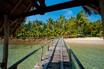 Foto op Plexiglas A wooden pier on the island of Koh Chang, Thailand. © leo_nik