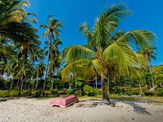 Obraz premium Fishing boats on the beach of Koh Chang, Thailand.