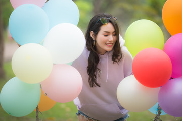 Fototapeta na wymiar beautiful girl with balloons in park