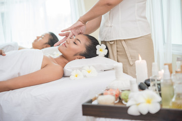 Obraz na płótnie Canvas young woman getting spa treatment at beauty salon. spa face massage. facial beauty treatment. spa salon.