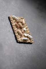 Nahrungsergänzung Pillen auf Knäckebrot