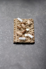 Nahrungsergänzung Pillen auf Knäckebrot