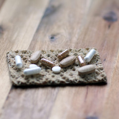 Nahrungsergänzung Pillen auf Knäckebrot