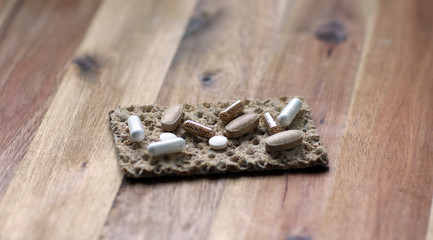 Nahrungsergänzung Pillen auf Knäckebrot