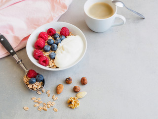 Müsli mit Joghurt, Himbeeren und Heidelbeeren