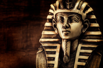 Naklejka premium Stone pharaoh tutankhamen mask