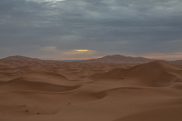 Obraz na płótnie Canvas deserto sahara dune sabbia marocco tramonto