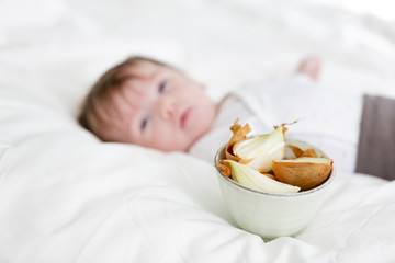 Baby is treated with essential oils of onions at home, in bed