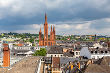 Fototapeta premium Wiesbaden, Blick über die Innenstadt auf die Marktkirche. 16.05.2018.