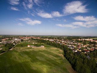 Stadt von Oben / Luftaufnahme von einer Stadt mit blauem Himmel